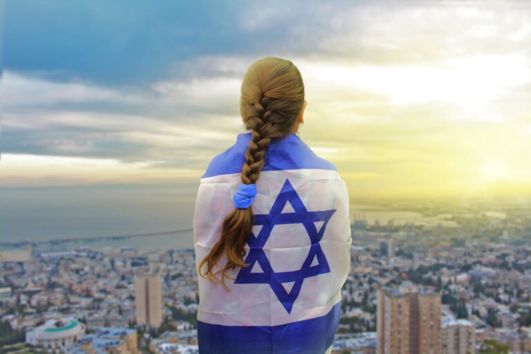 נערה עטופה בדגל ישראל